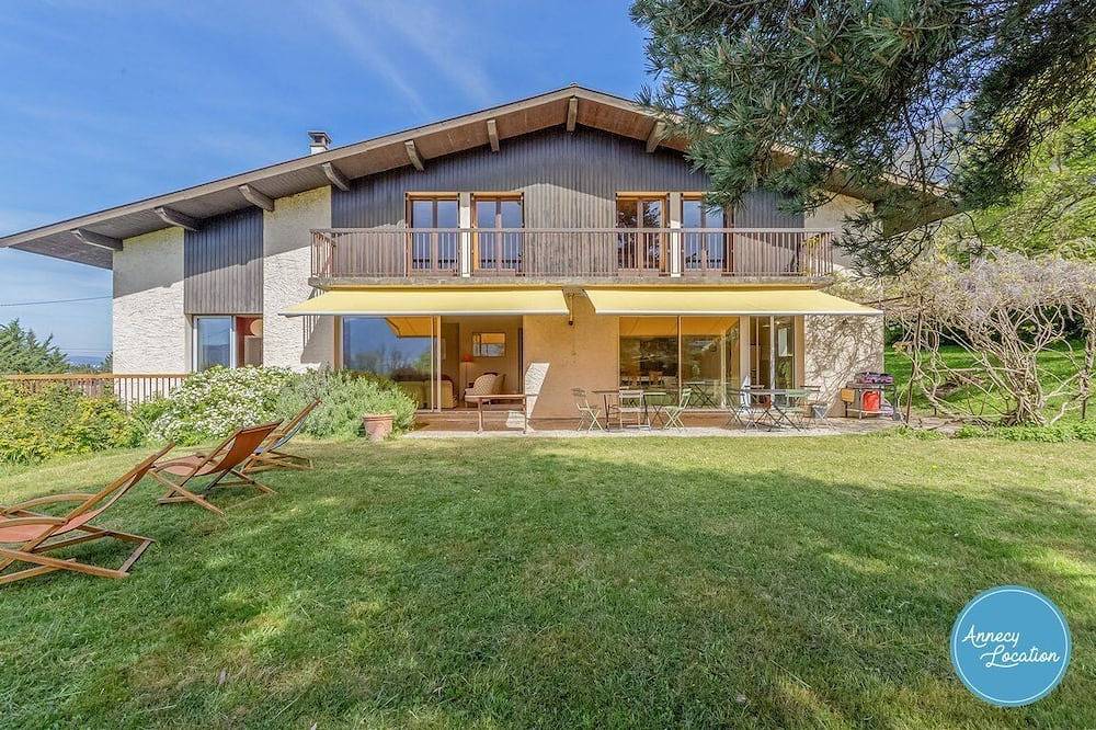 La Maison du Lac – Charming Rustic Home. in Veyrier-du-Lac, Annecy region