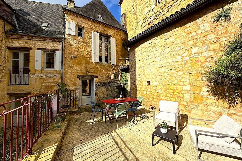 Renovated village house & terrace in the center of St Cyprien medieval village in Saint-Cyprien (Aquitanien), Périgord Noir