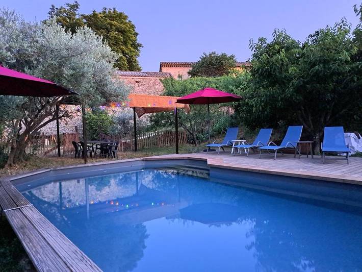 Gîte pour 2 personnes, avec piscine ainsi que jardin et balcon à Salazac