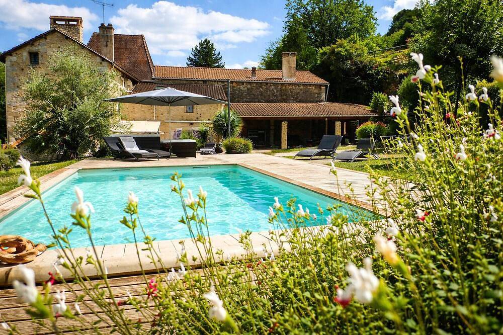 Gîte Dordogne 8 pers with Private Spa & Swimming pool - pétanque, playground, garden in Sourzac, Périgord Blanc