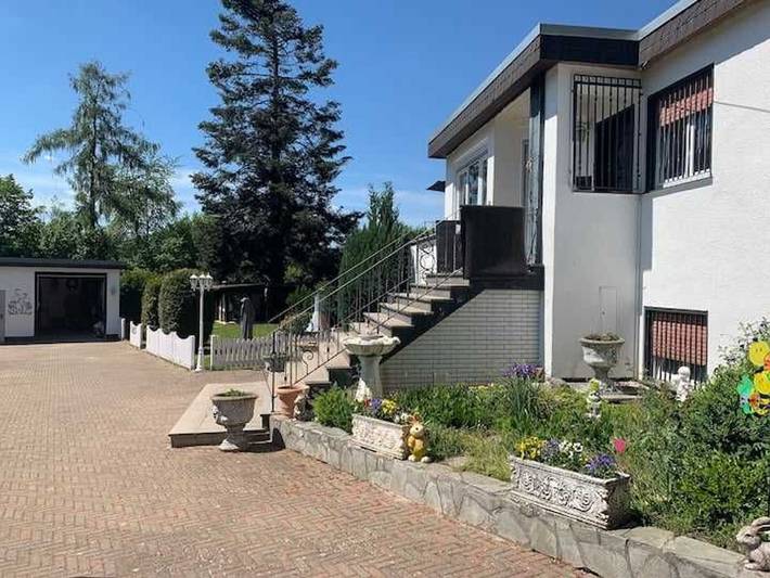 Ferienhaus für 9 Personen, mit Balkon und Terrasse sowie Whirlpool und Garten am Edersee
