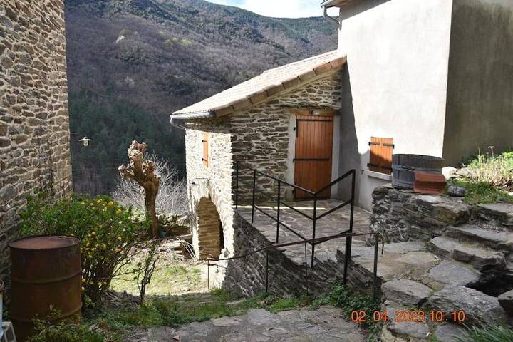 Location de vacances pour 2 personnes, avec terrasse ainsi que vue et jardin à Sablières