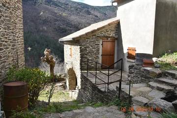 Gîte pour 2 personnes, avec vue ainsi que terrasse et jardin à Sablières