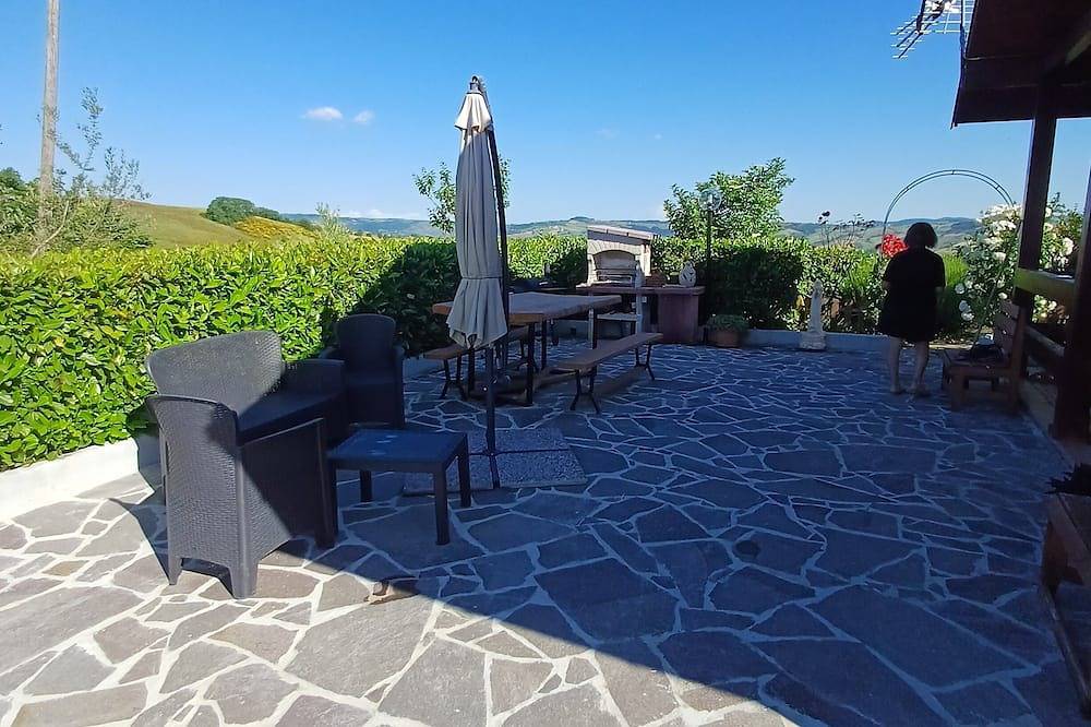 Wooden chalet surrounded by nature for those who love peace and quiet. in Fossalto, Campobasso Province
