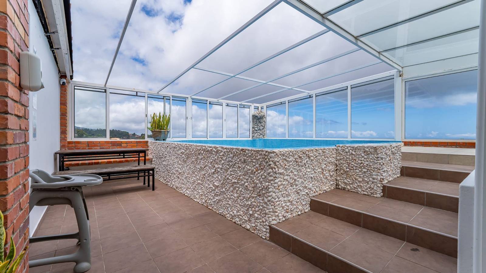 Ganzes Studio, Ocean Heated Pool&Jacuzzi View Gray in Camacha, Madeira