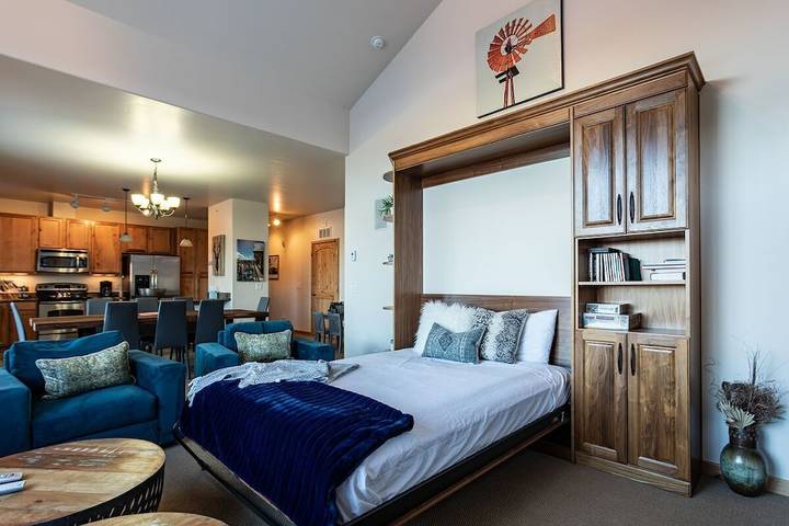 Vacation rental for 8 people, with balcony and hot tub as well as pool in Fraser