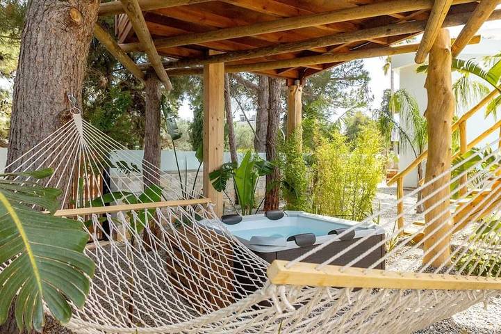 Gîte pour 2 personnes, avec balcon ainsi que jacuzzi et jardin