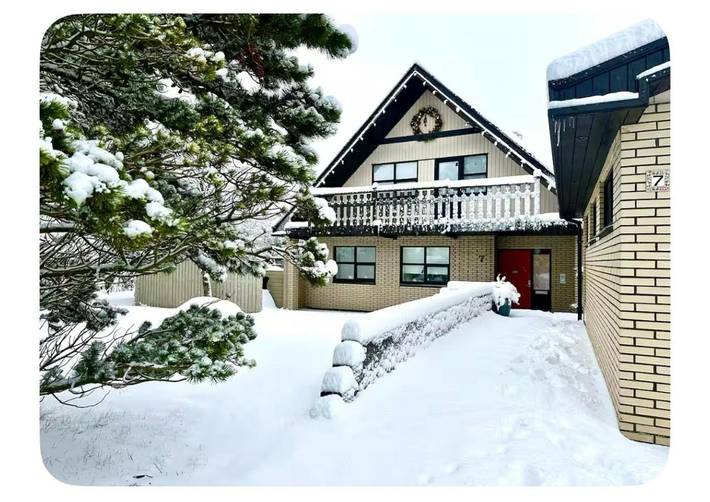 Maison de vacances pour 8 personnes, avec Balcon et Jacuzzi ainsi que Terrasse et Jardin à Reykjavík