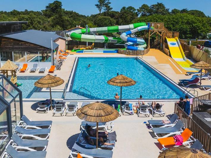Camping pour 4 personnes, avec Terrasse ainsi que Piscine et Sauna