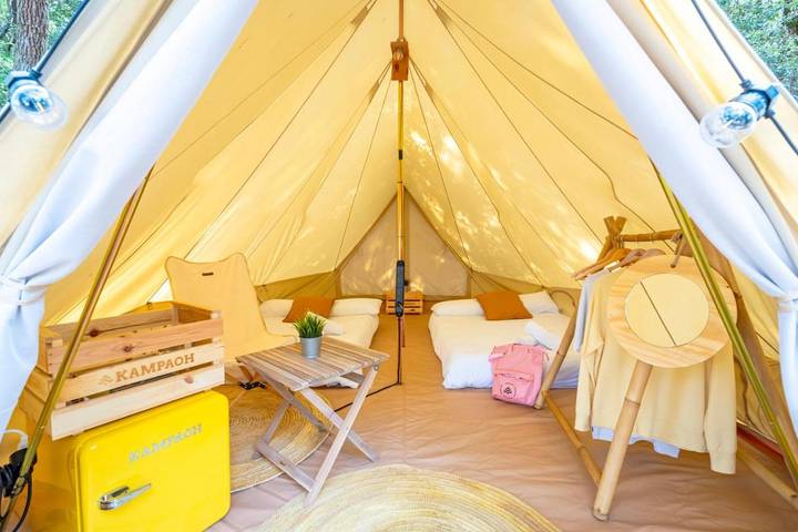 Tente pour 2 personnes, avec piscine ainsi que bassin pour enfant et jardin