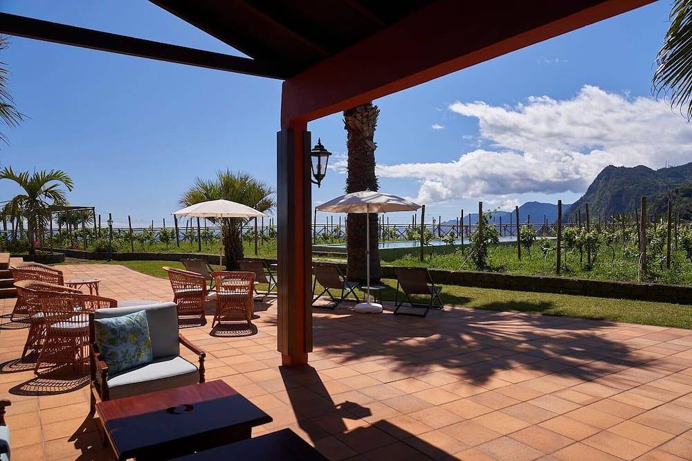 Coastal Retreat near Santana’s Trails | Free Breakfast | Outdoor Pool in Santana, Madeira