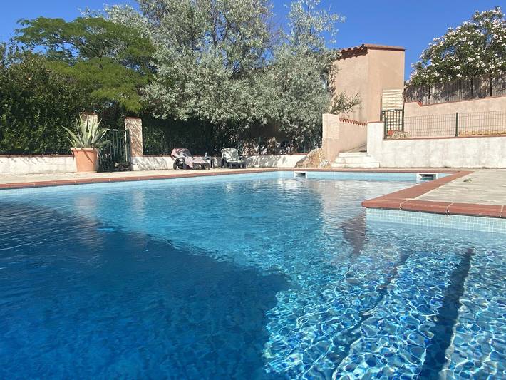 Gîte pour 4 personnes, avec terrasse et piscine, animaux acceptés