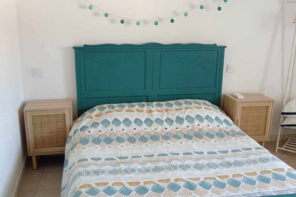 Cottage of two plane trees between Alpilles and Luberon in Orgon, Arles region