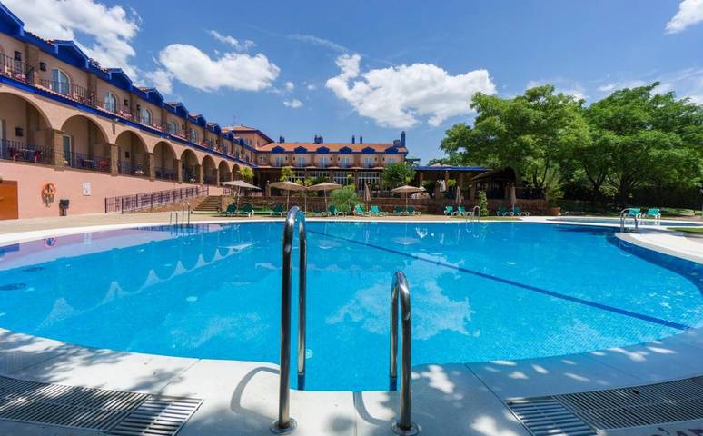 Hotel für 3 Personen, mit Ausblick und Pool sowie Garten - 1