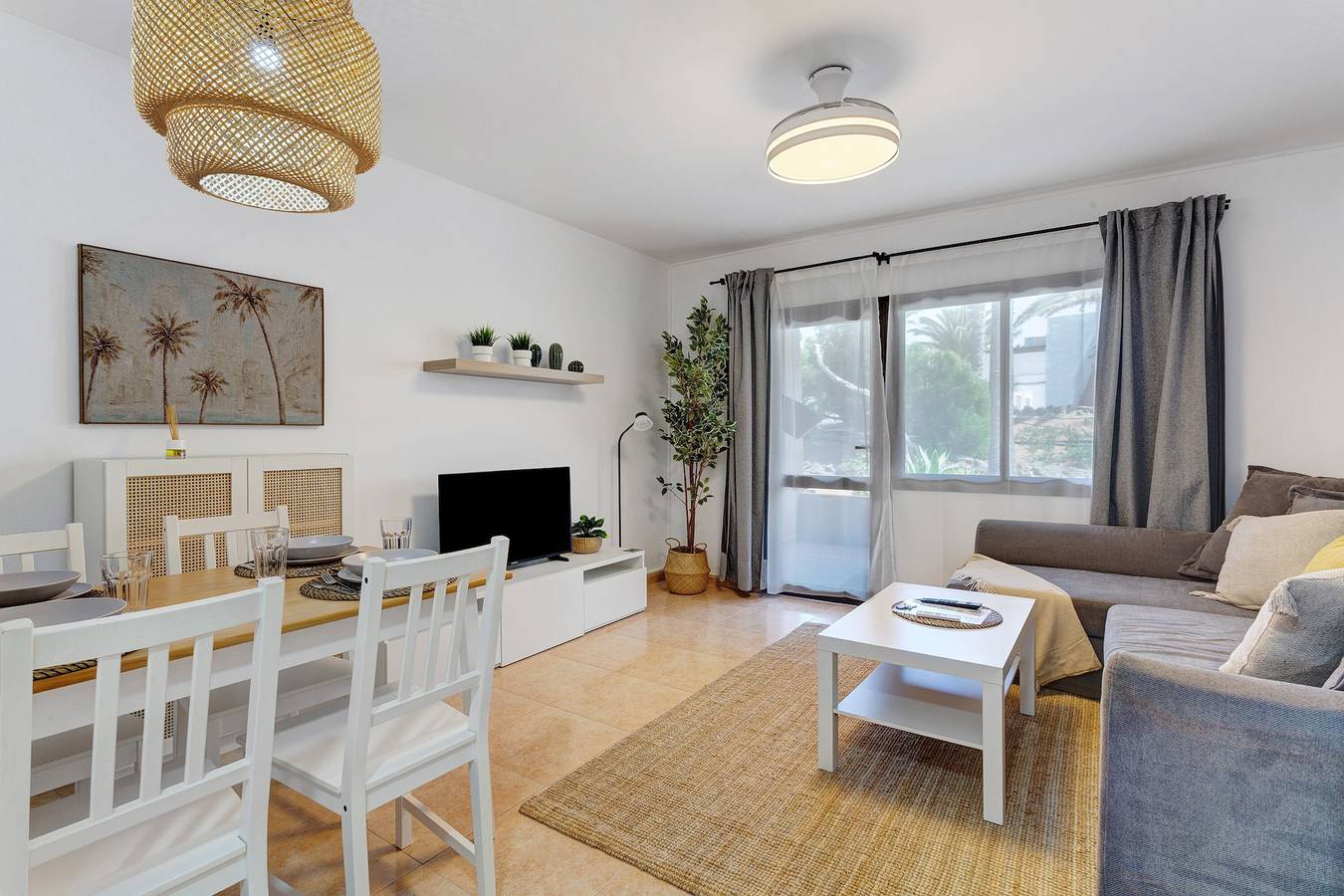 Ganze Wohnung, Oasis Duna _ Estrella Del Mar Pool mit Gemeinschaftspool, privater Terrasse & Wlan in Corralejo, La Oliva