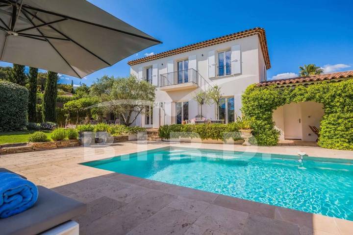 Location de vacances pour 8 personnes, avec Terrasse ainsi que Jardin et Piscine à Cogolin