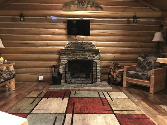 Log cabin for 4 people in Adirondack Mountains