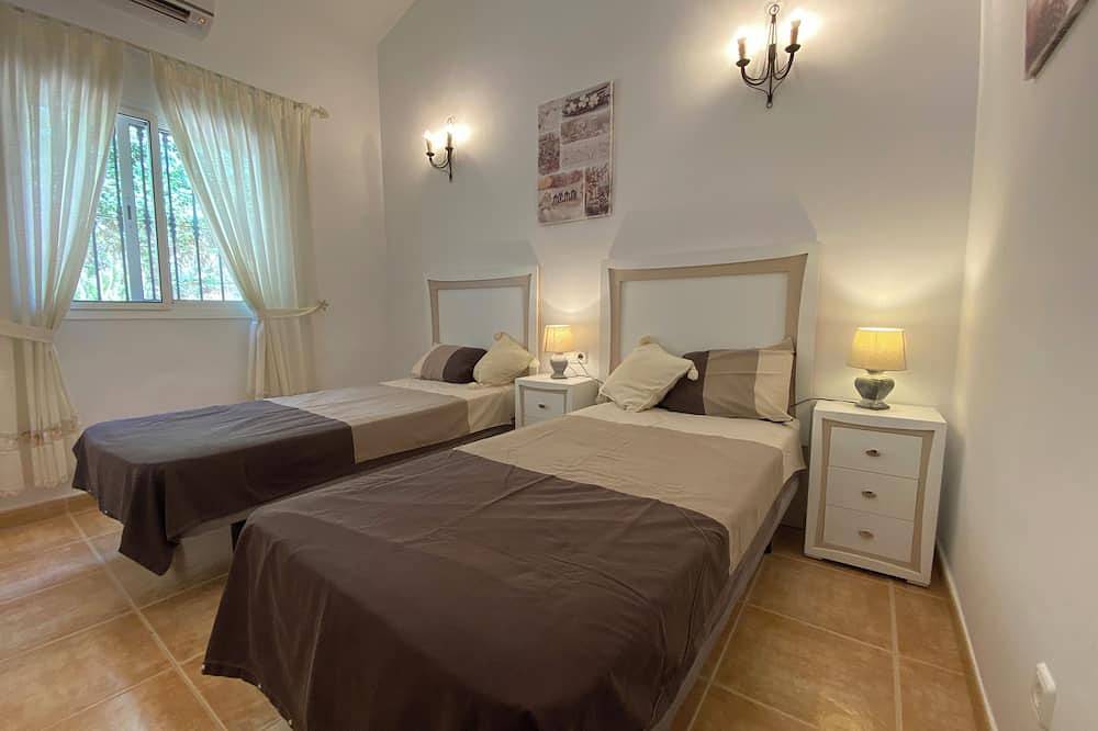 Luxury holiday villa with private swimming pool in a beautiful, peaceful setting in Mondrón, Periana