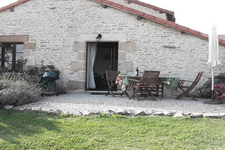 Gîte pour 4 personnes, avec piscine et jacuzzi ainsi que terrasse et jardin à Mauprévoir