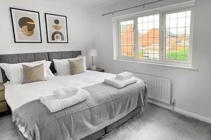 Knaphill - 2 Bedroom Terrace House - With Garden in Woking, Surrey