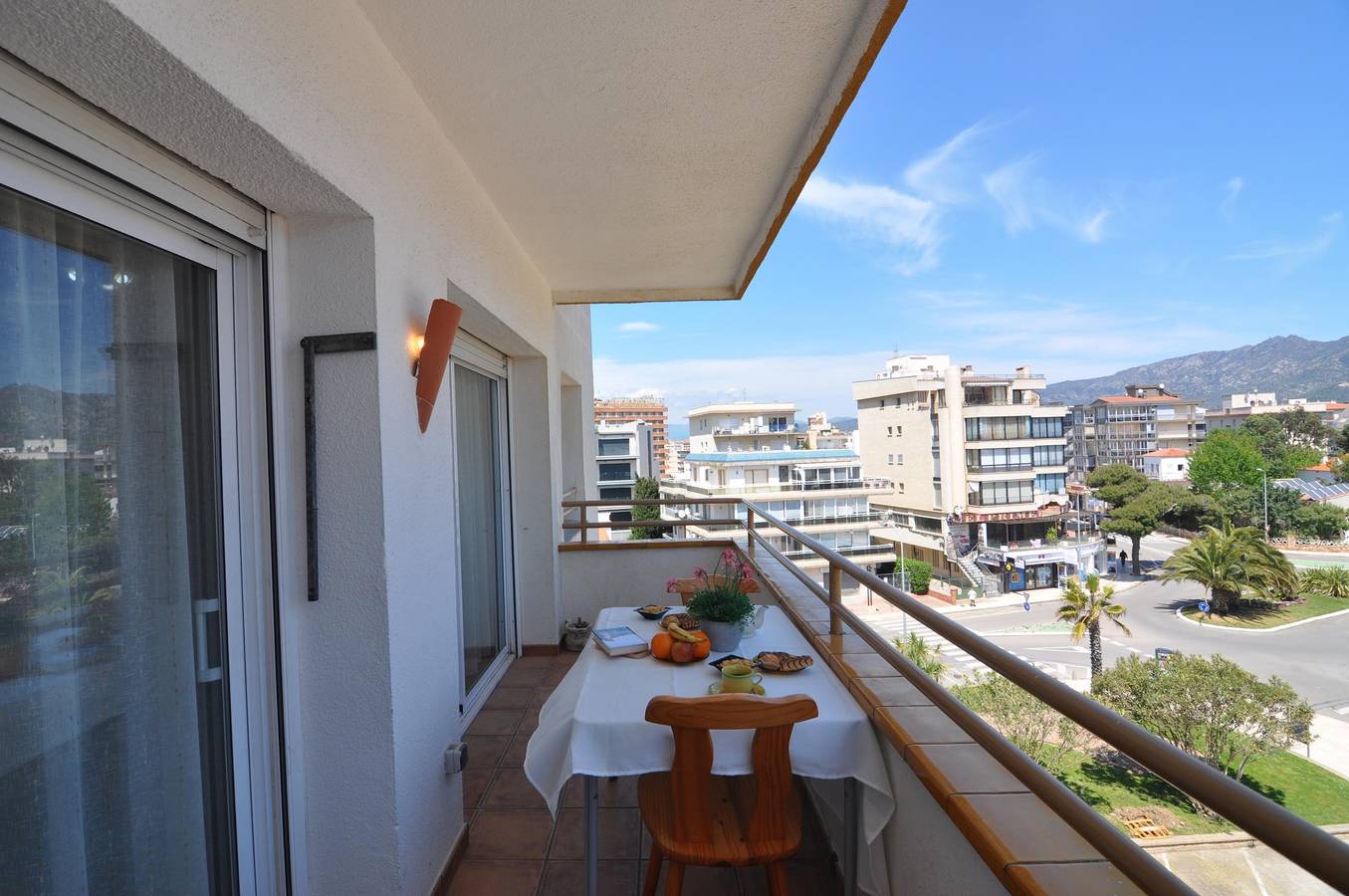 Entire apartment, Charming apartment in Roses, Costa Brava, in front of Santa Margarita beach. Capacity for 4 people, with sea views and community pool. in Santa Margarida, Roses