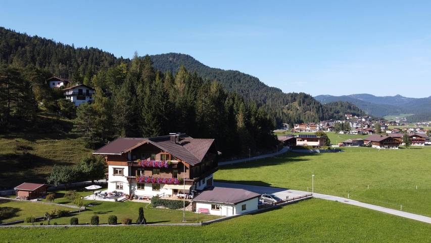Ferienwohnung für 2 Personen, mit Balkon/Terrasse und Balkon sowie Terrasse und Garten in Achenkirch