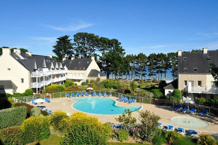 Gîte pour 5 personnes, avec terrasse ainsi que jardin et piscine, animaux acceptés dans Cap Coz