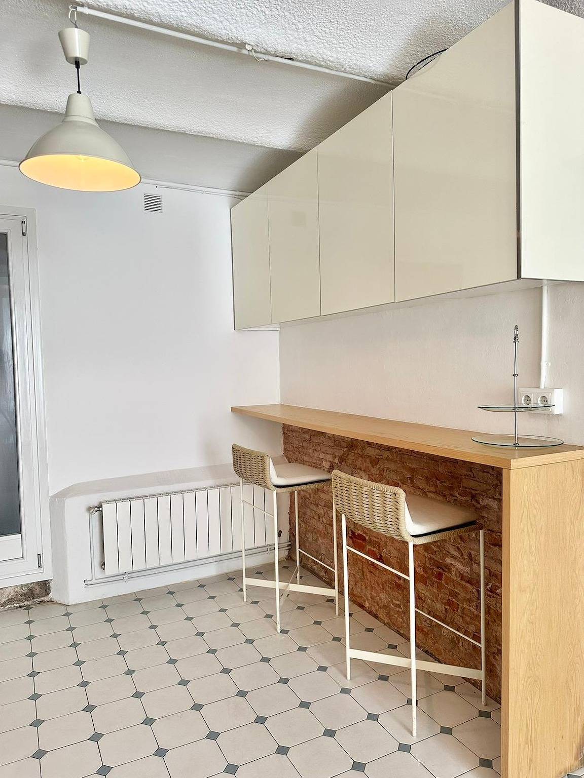 Entire holiday apartment, 2 Bed Flat - Sleeps 4 - Parking - Wifi in Barcelona Centre, Barcelona