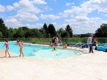 Gîte pour 8 personnes, avec jardin et piscine, animaux acceptés à Signy-l'Abbaye