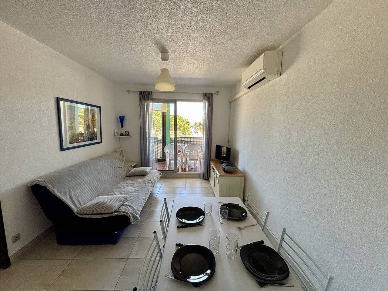 Entire apartment, Air-conditioned Apartment in Argelès-sur-Mer with Parking - Sleeps 4 in La Côte Vermeille, Argelès-sur-Mer