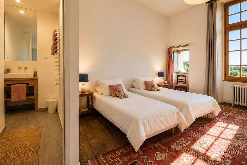 Villa de caractère 12 personnes, à deux pas du centre d'Excideuil. in Excideuil, Périgord Vert