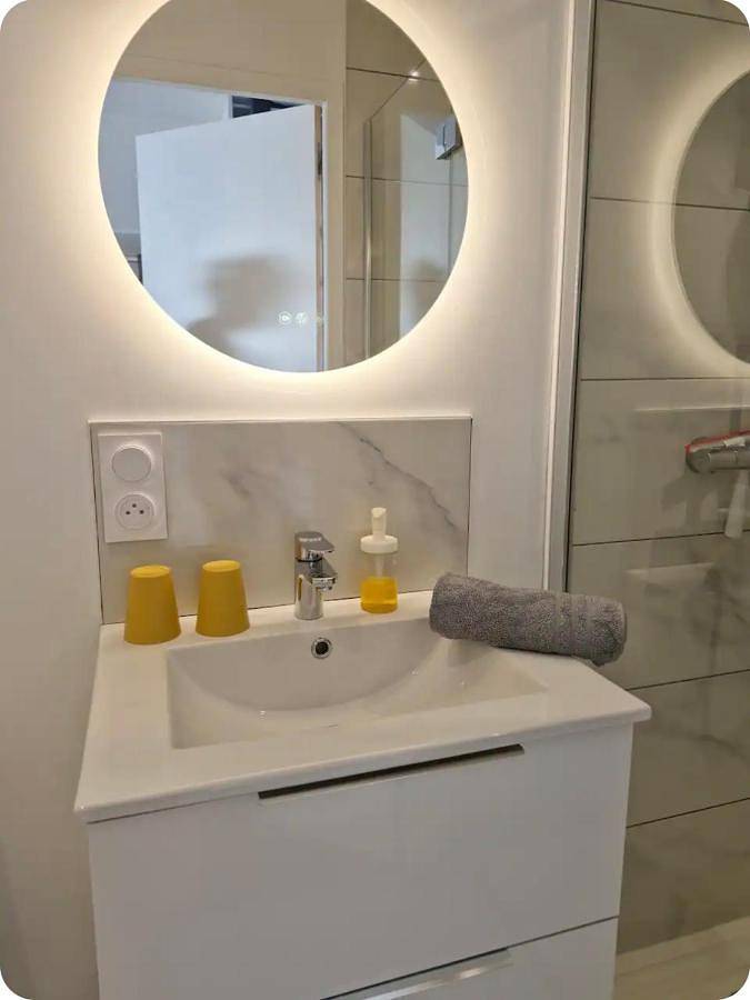 "Studiocaroline44", 2 studios entre la ville et la mer, parking, cuisine, moins de 15min de l'aéroport in Bouaye, Région de Nantes