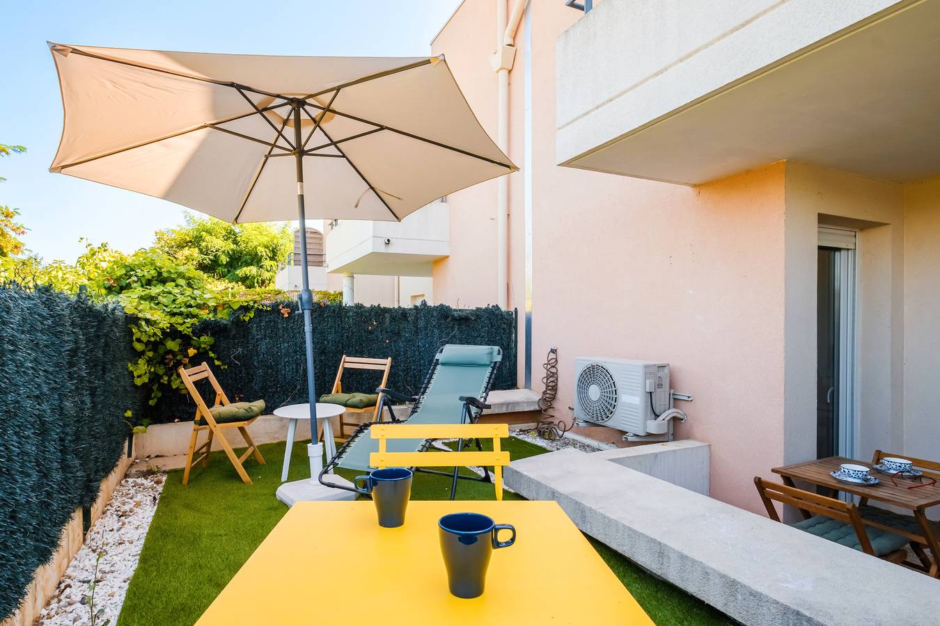 Ganzes Studio, Einzimmerapartment 'Résidence Les Bastides' mit Bergblick, Gemeinschaftspool und Klimaanlage in Saint-Laurent-du-Var, Cannes und Umgebung