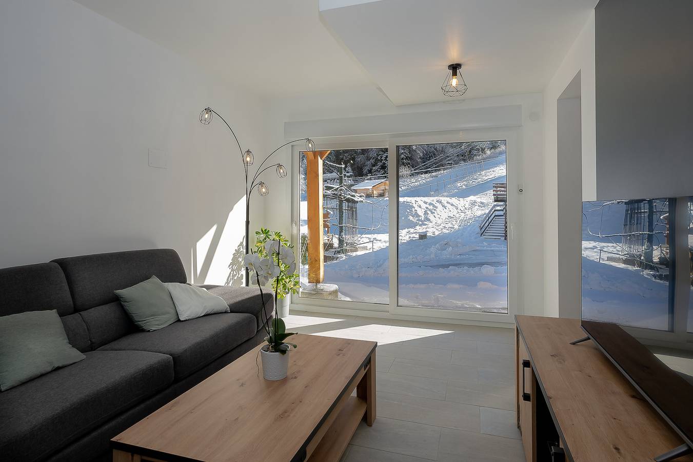 Appartement entier, Appartement "Les Iris" avec vue sur les montagnes, jardin privé et Wi-Fi in Saint-Pierre-d'Entremont, Isère