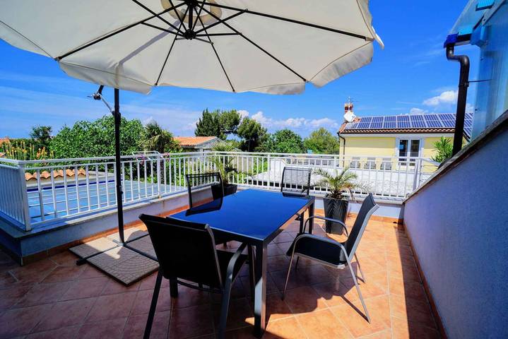 Ganze Ferienwohnung, Ferienwohnung mit Balkon und Meerblick in Crveni Vrh, Umag und Umgebung