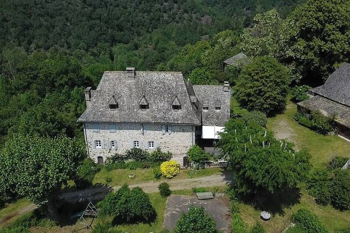 Location de vacances pour 14 personnes, avec Jardin à Ladinhac