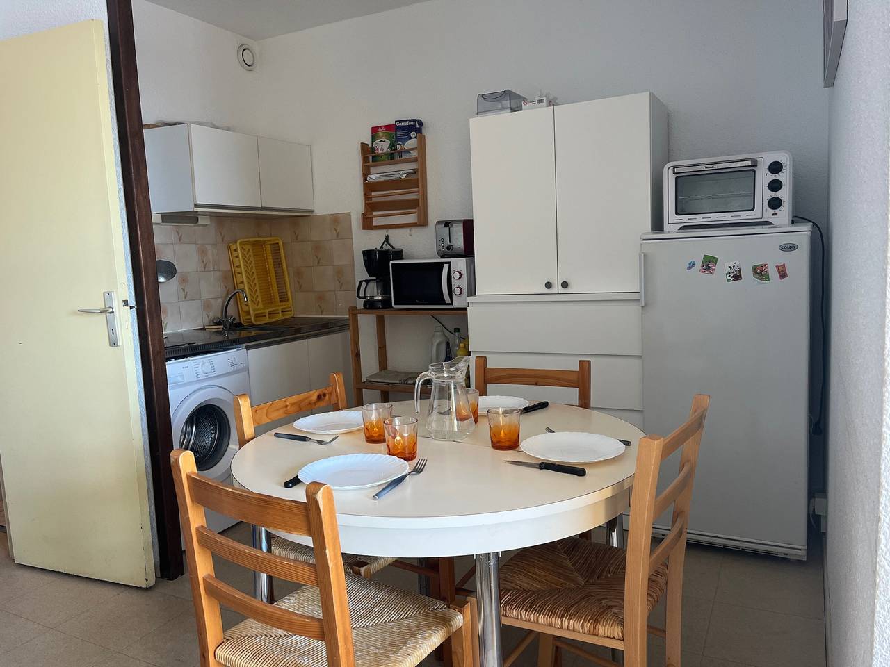 Entire apartment, Gruissan: T2 Cabin, Pool, Parking, Center, 4/5 pers, Budget Friendly in Gruissan (Ville), Gruissan