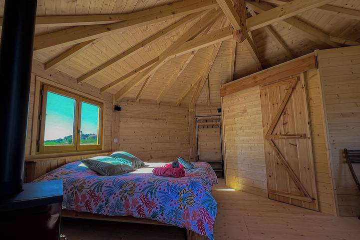 Blokhut voor 2 personen, with balkon and whirlpool as well as tuin in de Dordogne