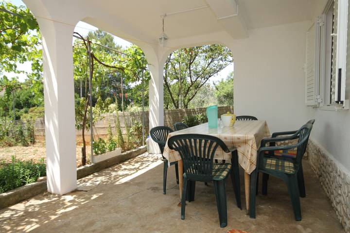 Ganze Wohnung, 1-Zimmer-Ferienwohnung mit Terrasse Verunic, Dugi otok A-8104-b in Sali, Dugi Otok