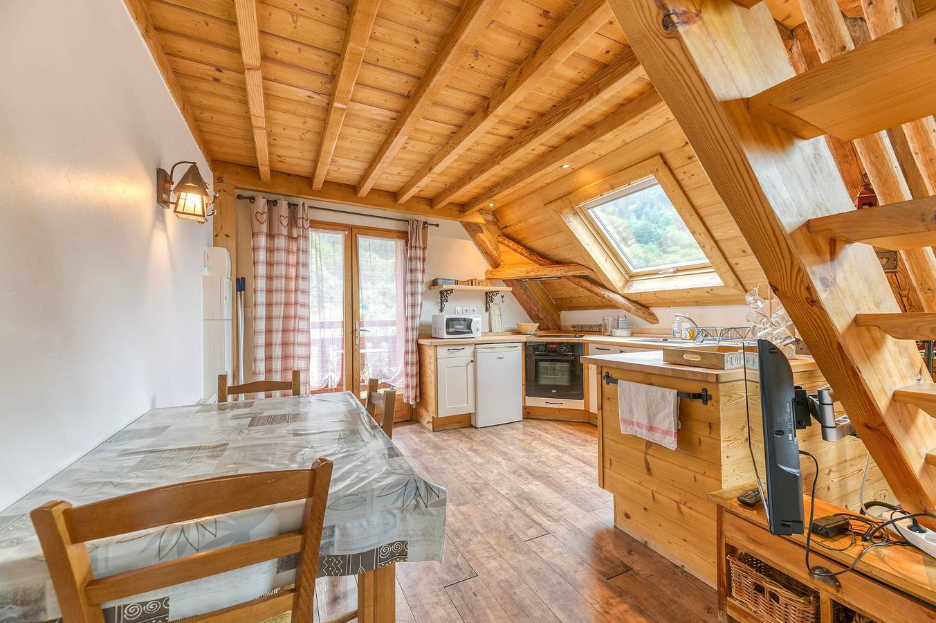 Ganze Wohnung, Ferienwohnung 'Passoud 203' mit Bergblick, Gemeinschaftsgarten und Wi-Fi in Oz, Nationalpark Écrins
