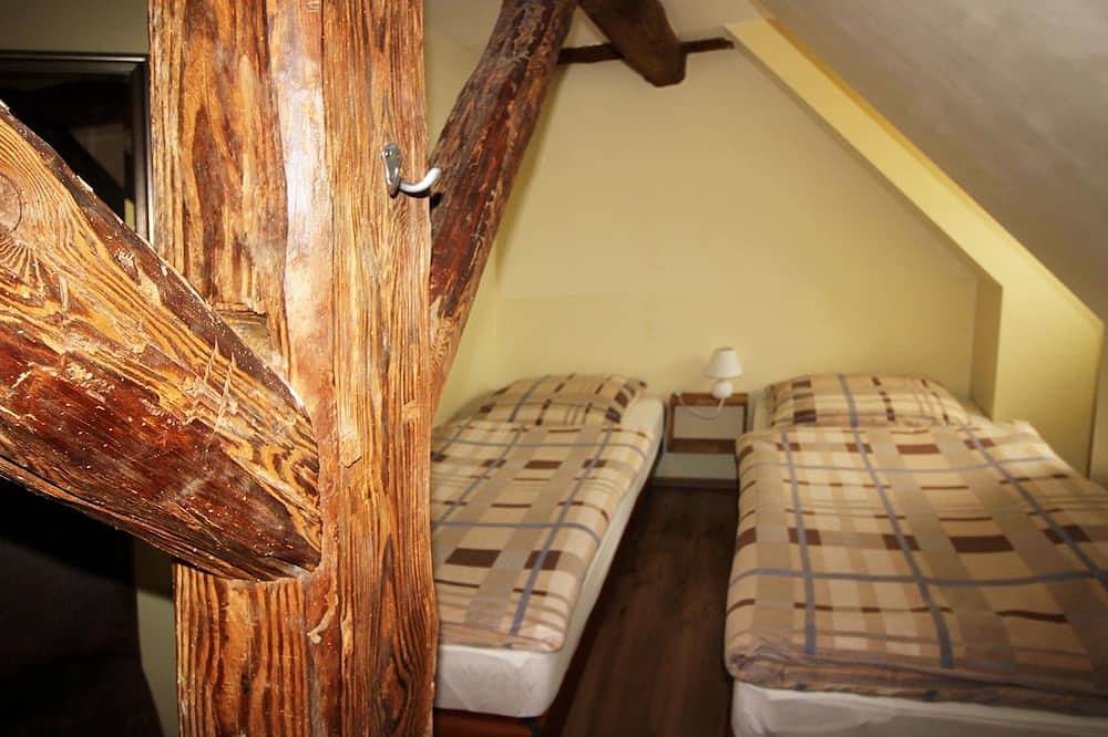 Ganze Wohnung, Obergeschoß Großer Garten Grillplatz Gartenmöbel Spielplatz in Sietow, Müritz