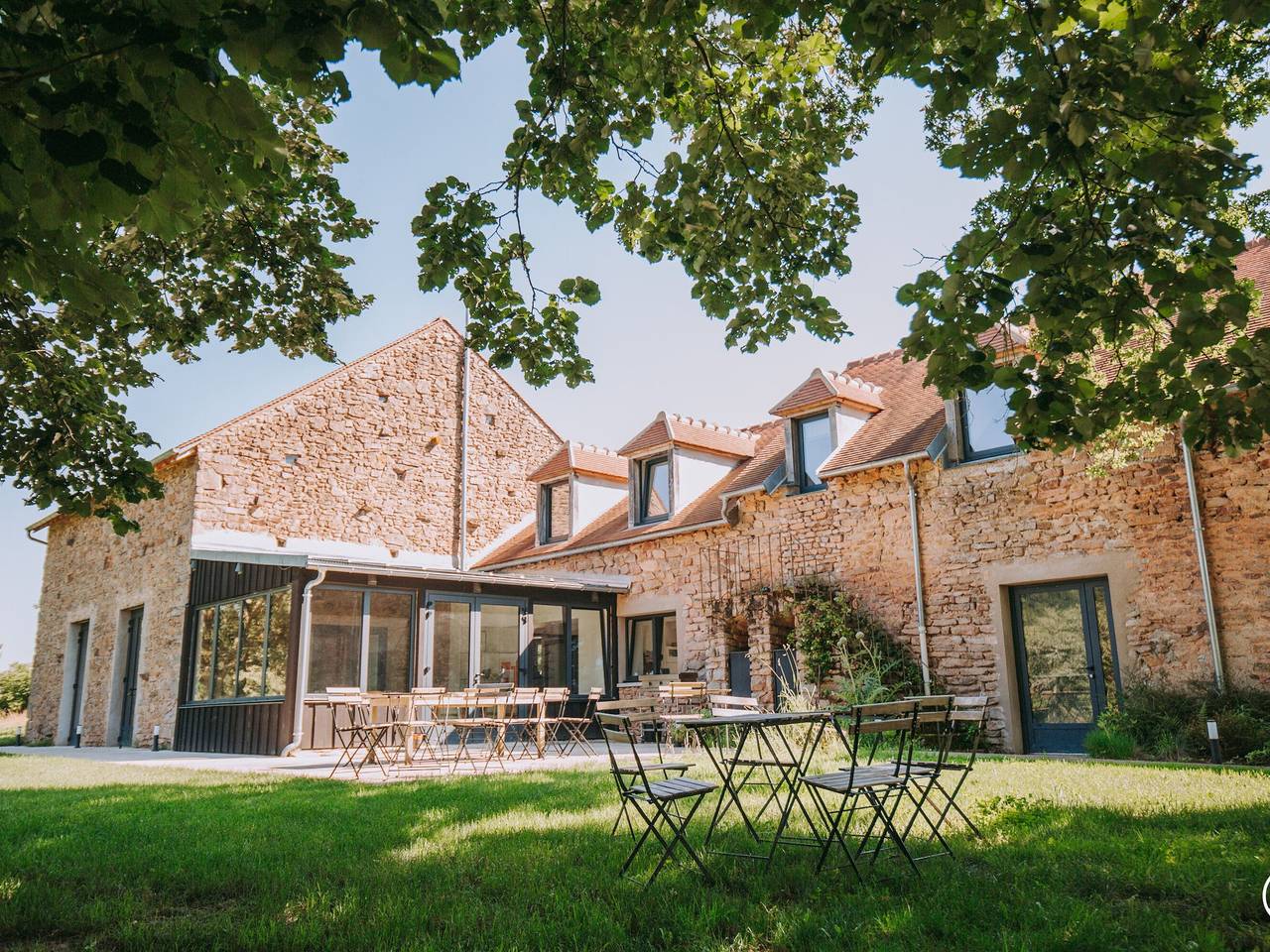 Charmantes Ferienhaus im Morvan mit Parkplatz und Elektro-Ladestation in Saint-Germain-des-Champs, Naturpark Morvan
