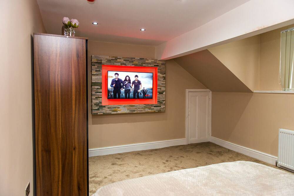Entire apartment, Aphrodite Suites Orizzonte Suite Hot Tub Apartment in Huddersfield, West Yorkshire