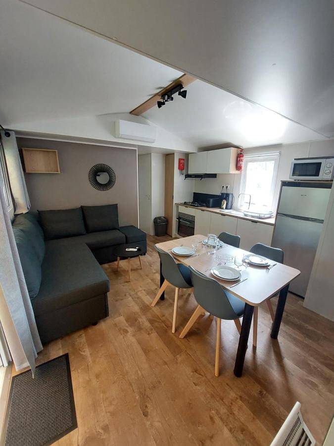 Camping pour 6 personnes, avec bassin pour enfant et vue ainsi que jardin et piscine