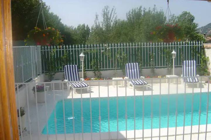 Location de vacances pour 6 personnes, avec terrasse et jardin à La Roquette-sur-Siagne - 4