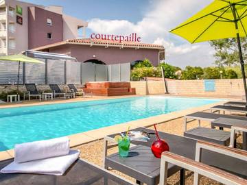 Hôtel pour 2 personnes, avec jacuzzi ainsi que terrasse et piscine, animaux acceptés dans Base Nature François Léotard