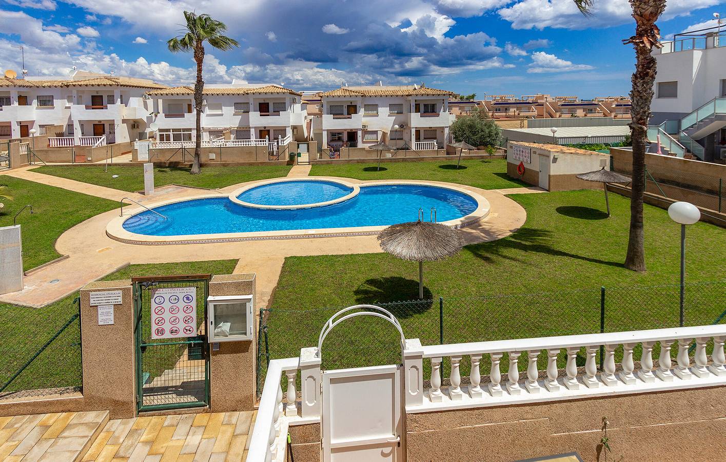 Entire holiday apartment, Coastal Condo 2km from Beach: AC, Parking, Pool & WiFi in Punta Prima (Alicante), Orihuela