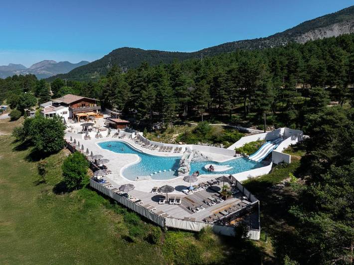Camping pour 4 personnes, avec Terrasse ainsi que Jardin et Piscine