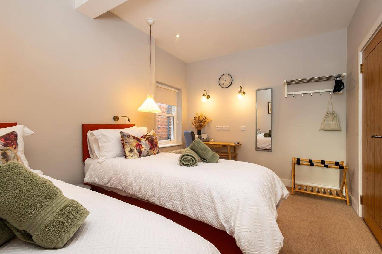 Entire apartment, The Little Hideaway - Luxury Two Double En-Suite Bedroom Apartment in Bedford