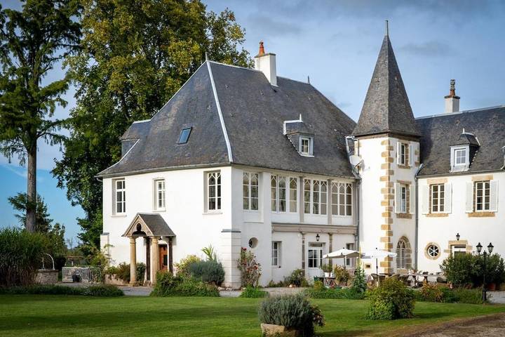 Location de vacances pour 20 personnes, avec Jacuzzi et Terrasse ainsi que Jardin et Piscine à Souvigny